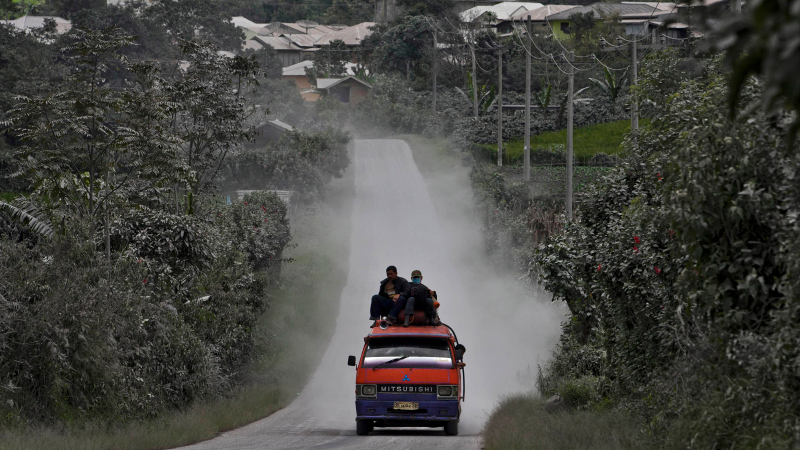 Illustration for article titled Rocks rain over Sumatra as terrible volcano keeps erupting
